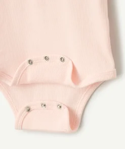 Body naissance fille rose à col volanté