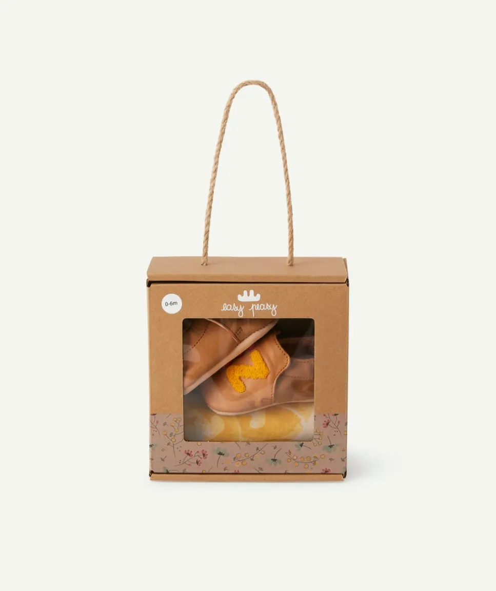 Chaussons en partie en cuir marron avec broderies