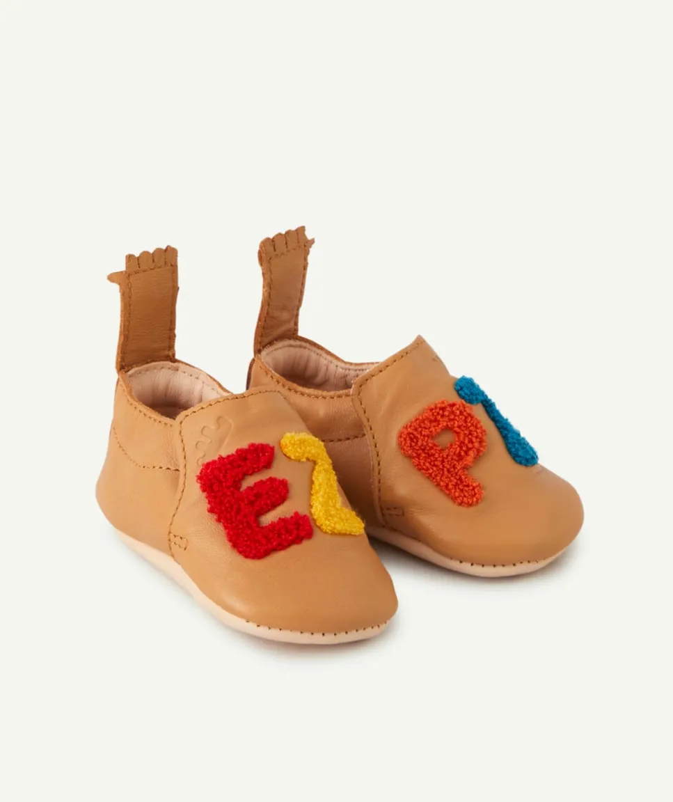 Chaussons en partie en cuir marron avec broderies