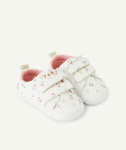 Chaussons style baskets bébé fille blancs et imprimés fleuris