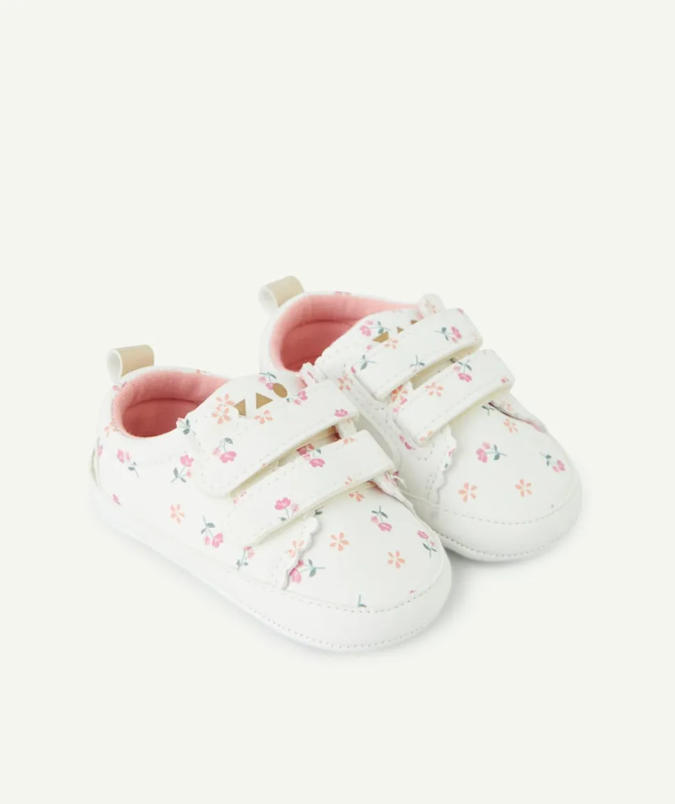 Chaussons style baskets bébé fille blancs et imprimés fleuris