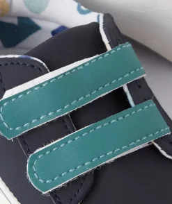Chaussons style baskets bébé garçon à scratchs bleu et vert