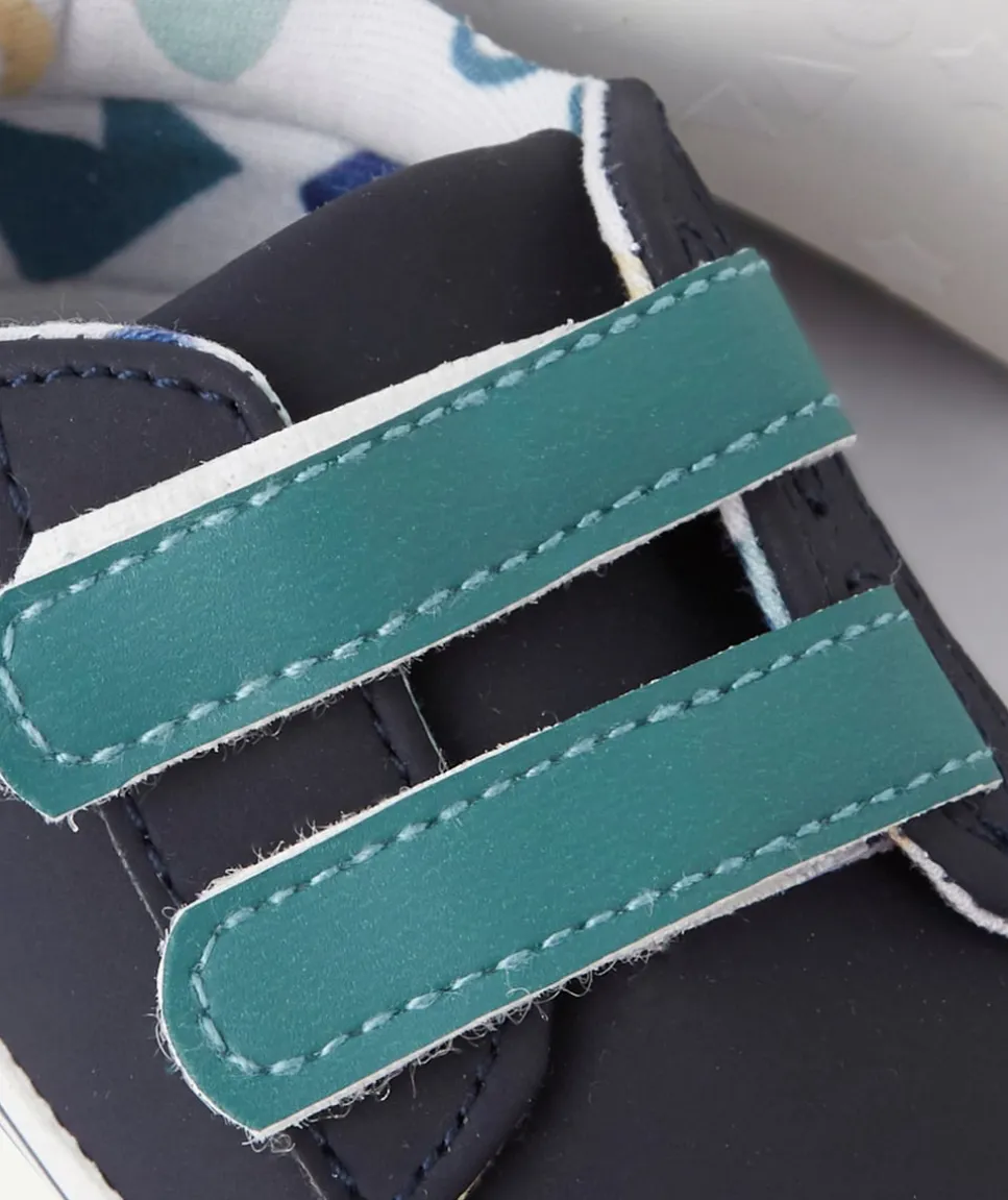 Chaussons style baskets bébé garçon à scratchs bleu et vert