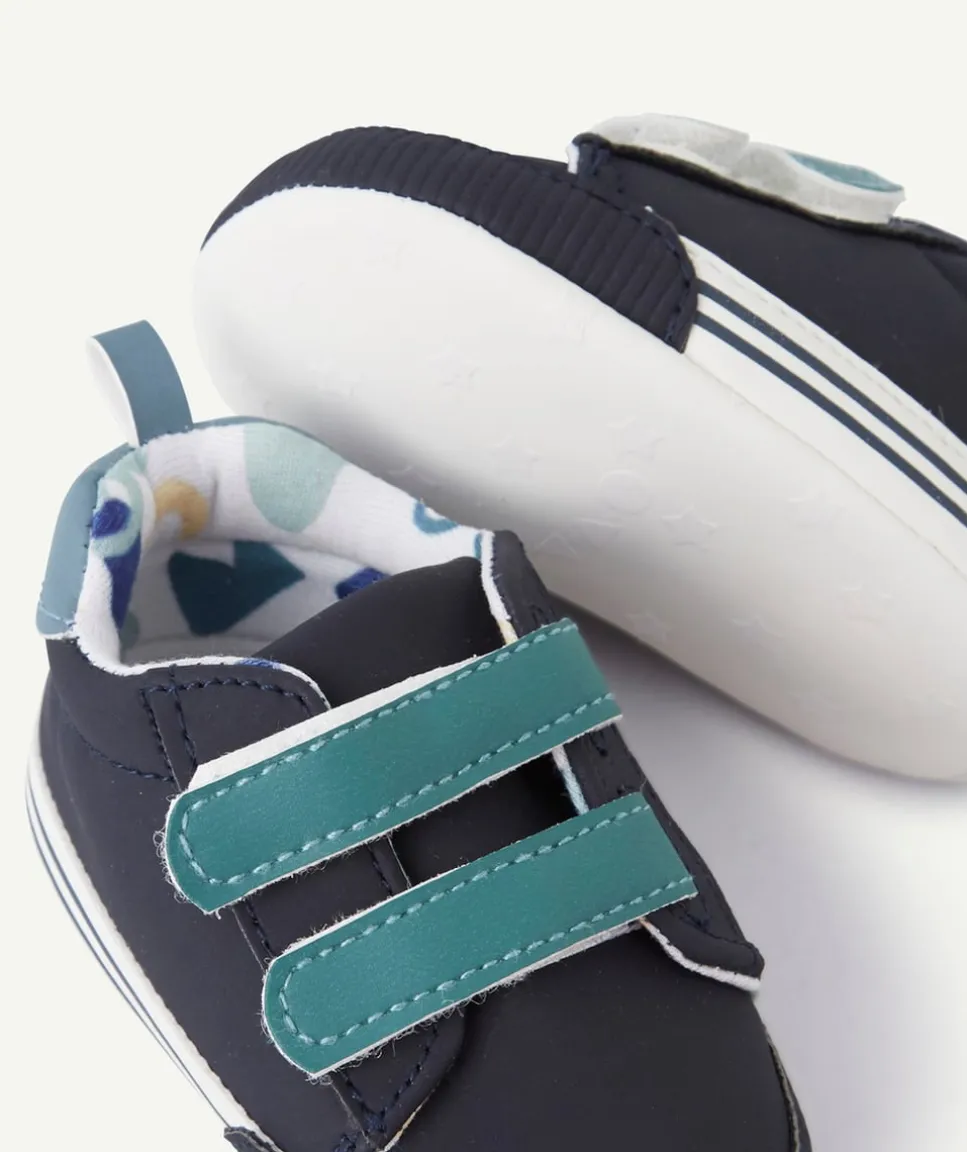 Chaussons style baskets bébé garçon à scratchs bleu et vert