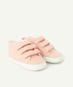 Chaussons style baskets à scratchs bébé fille en velours rose