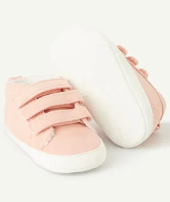 Chaussons style baskets à scratchs bébé fille en velours rose
