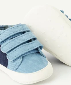 Chaussons style baskets à scratchs bébé garçon en velours bleu