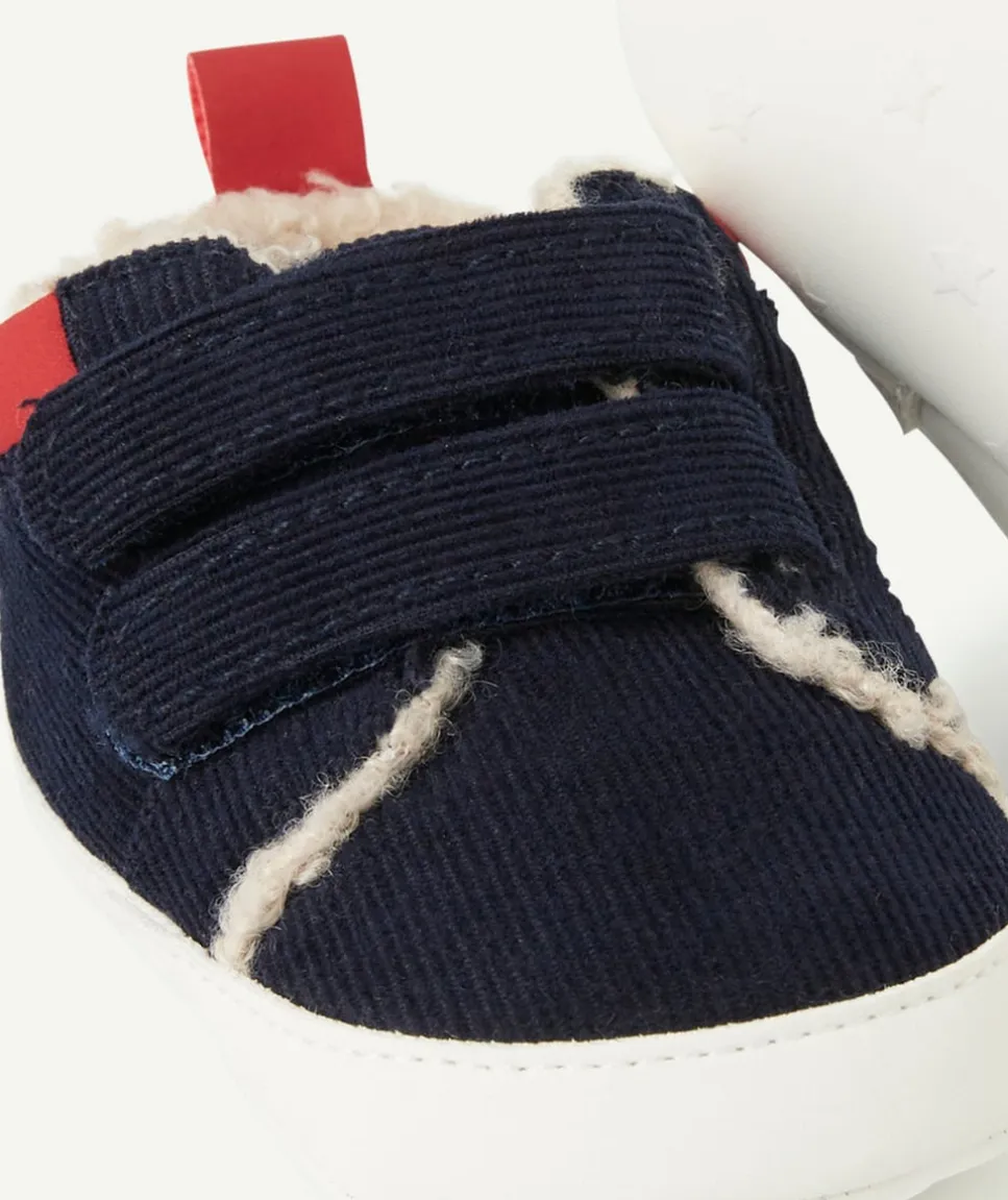 Chaussons type baskets bébé en velours bleu et sherpa