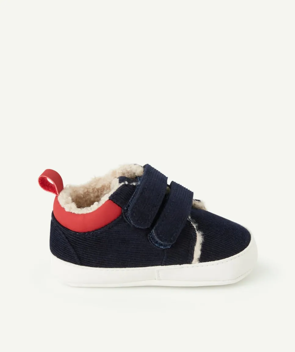 Chaussons type baskets bébé en velours bleu et sherpa