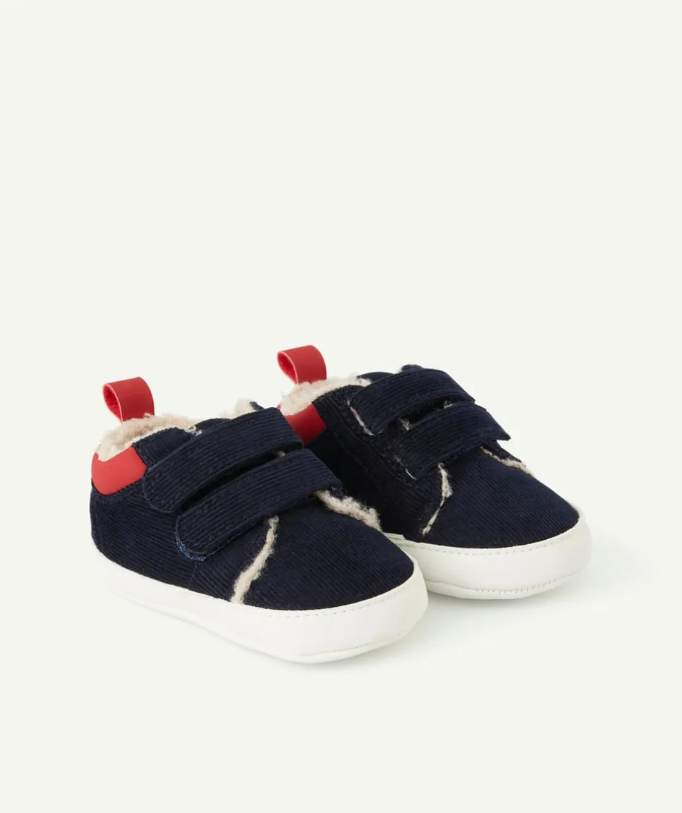 Chaussons type baskets bébé en velours bleu et sherpa