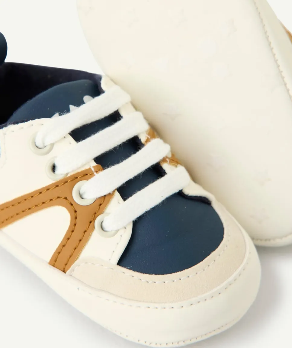 Chaussons type baskets bébé garçon blanches marron et bleu marine