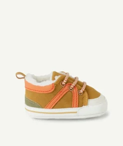 Chaussons type baskets bébé marron et orange avec bouclettes