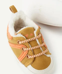 Chaussons type baskets bébé marron et orange avec bouclettes