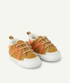 Chaussons type baskets bébé marron et orange avec bouclettes