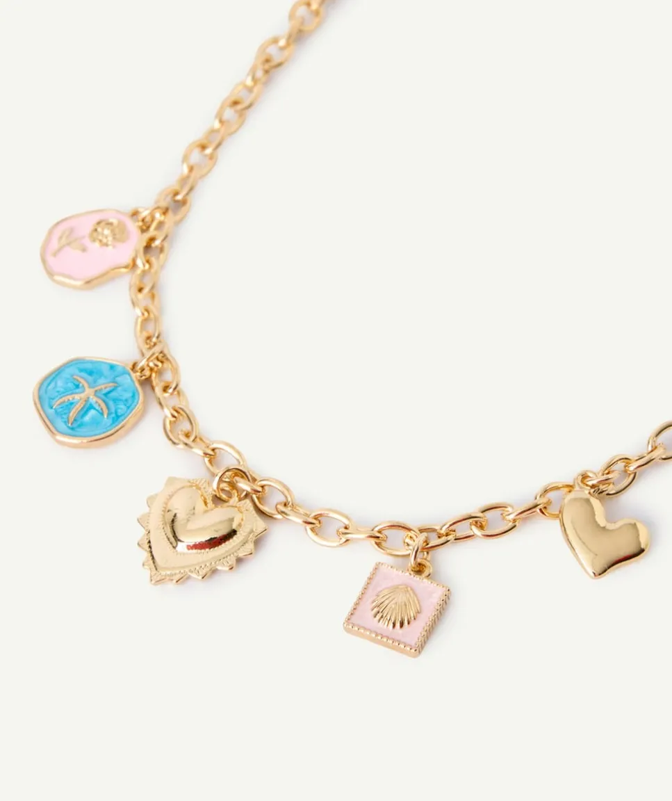 Collier avec breloques couleur dorée