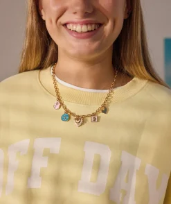 Collier avec breloques couleur dorée