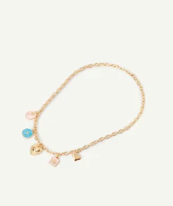 Collier avec breloques couleur dorée