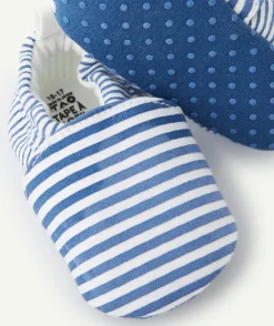 Les chaussons aux rayures bleues et blanches