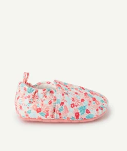 Les chaussons roses fleuries