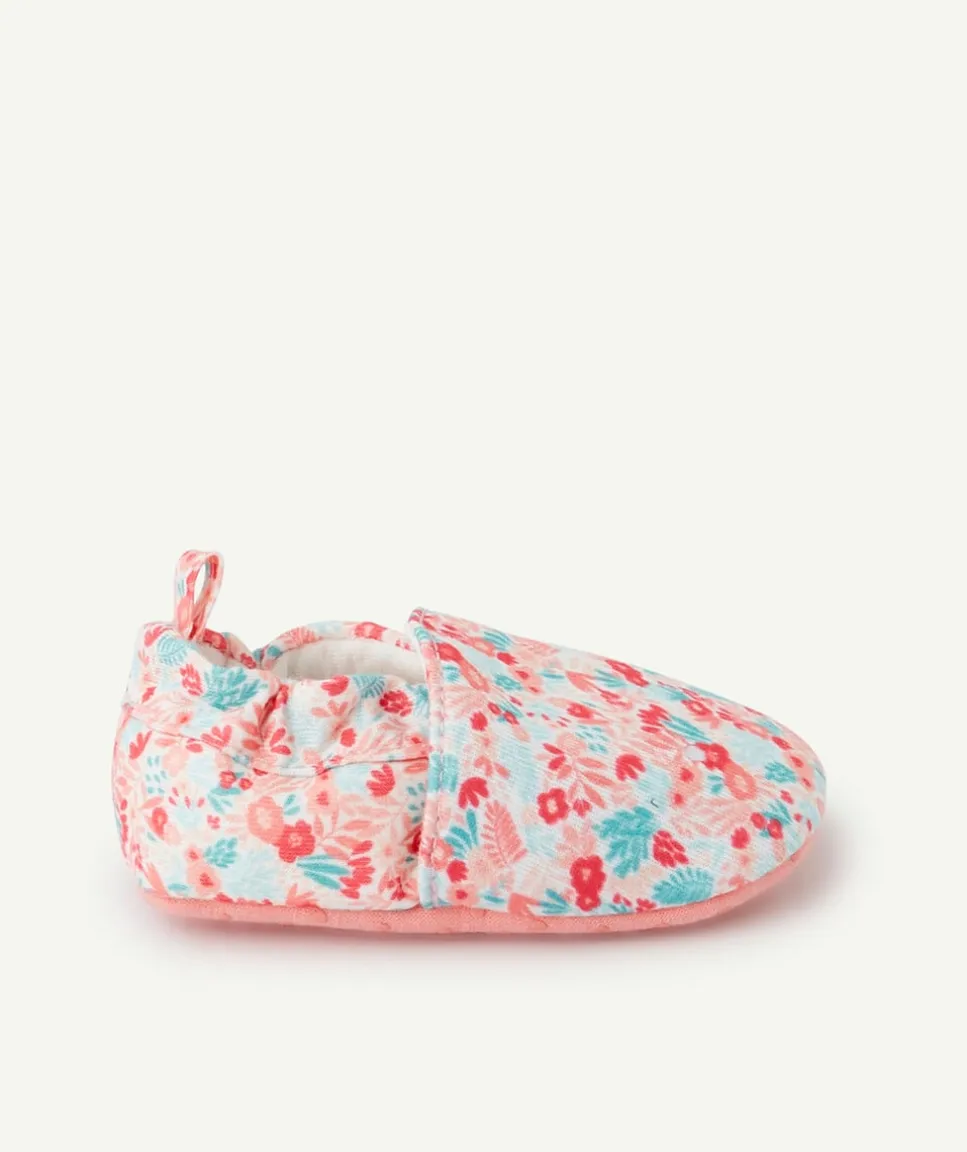 Les chaussons roses fleuries