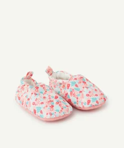 Les chaussons roses fleuries