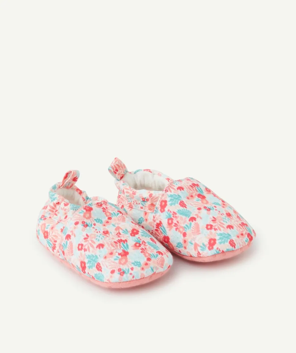 Les chaussons roses fleuries
