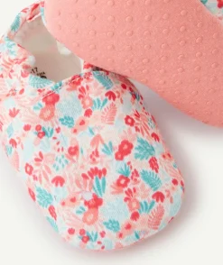 Les chaussons roses fleuries
