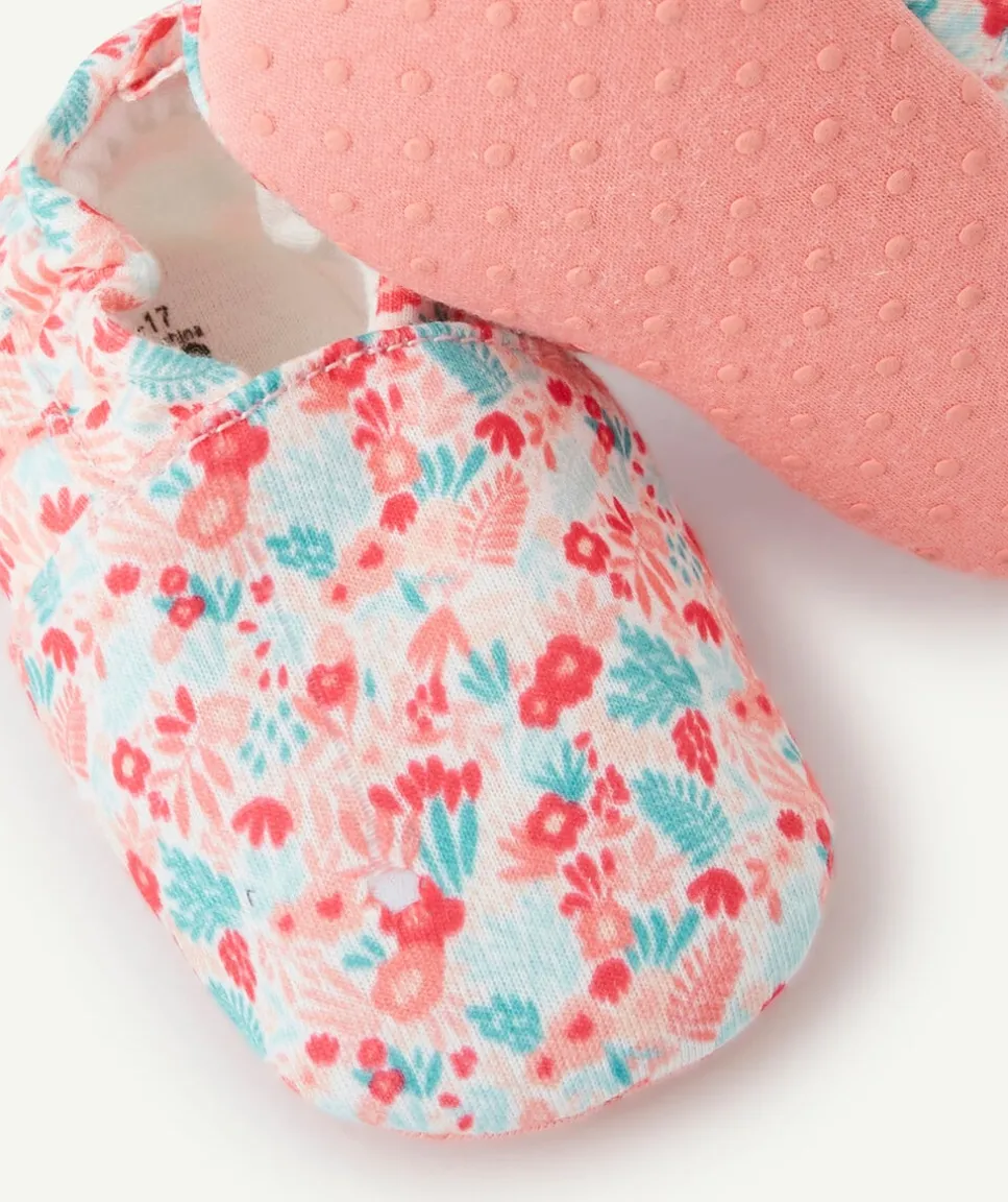 Les chaussons roses fleuries