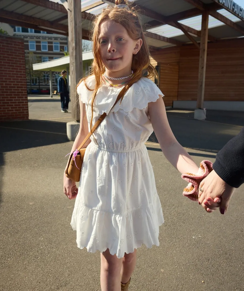 Robe fille brodée blanche à volants