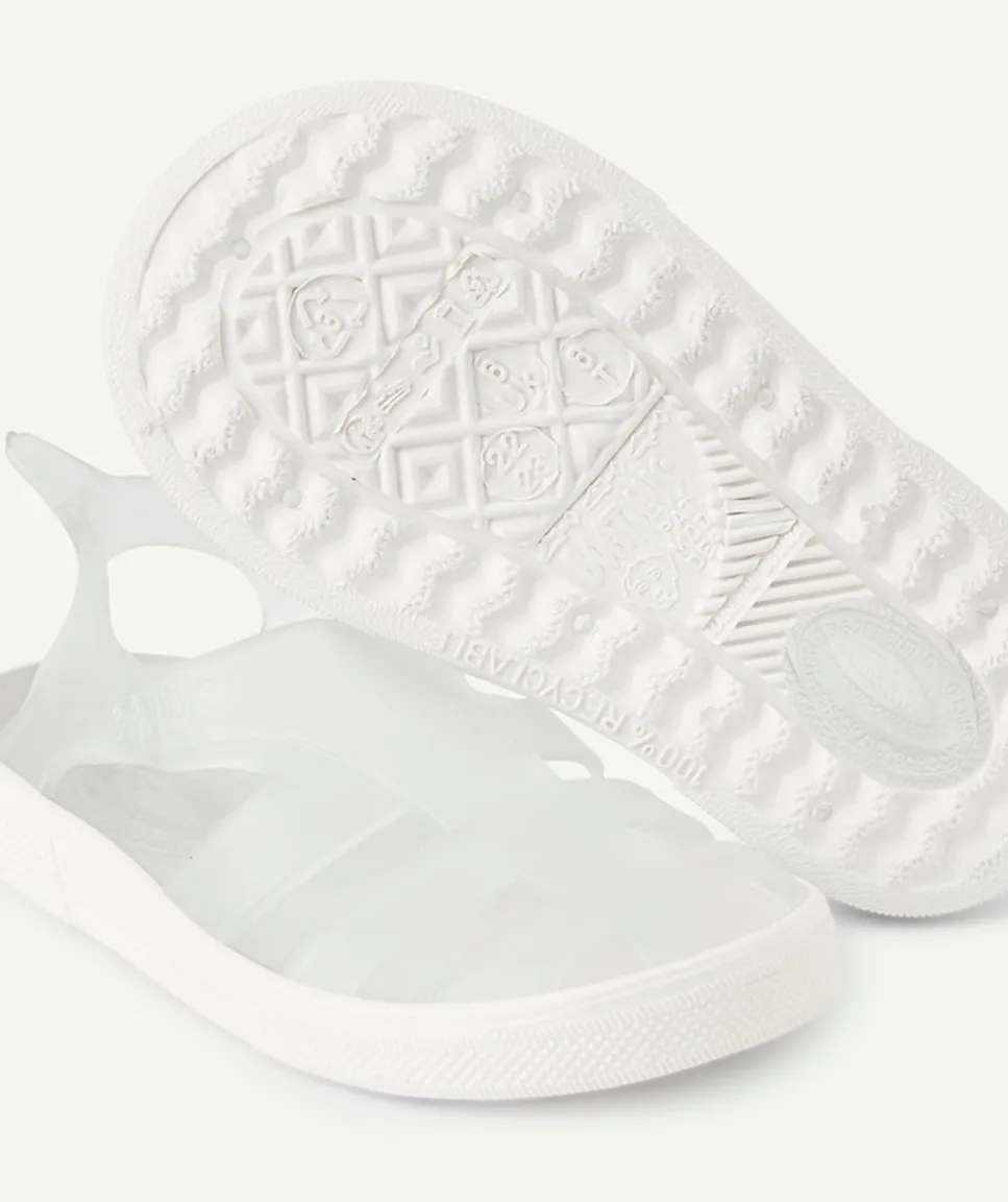 Sandales enfant pour la plage transparente