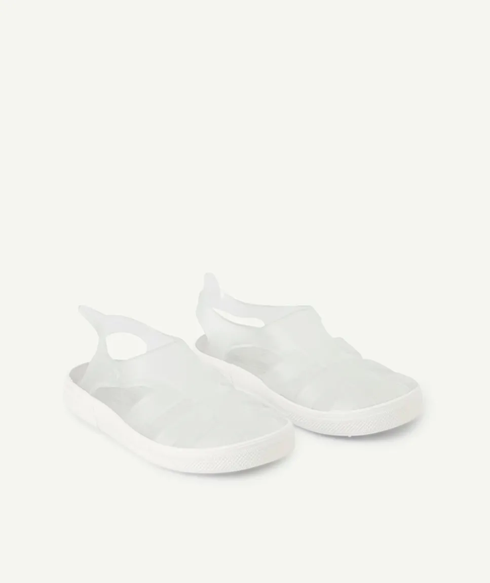 Sandales enfant pour la plage transparente