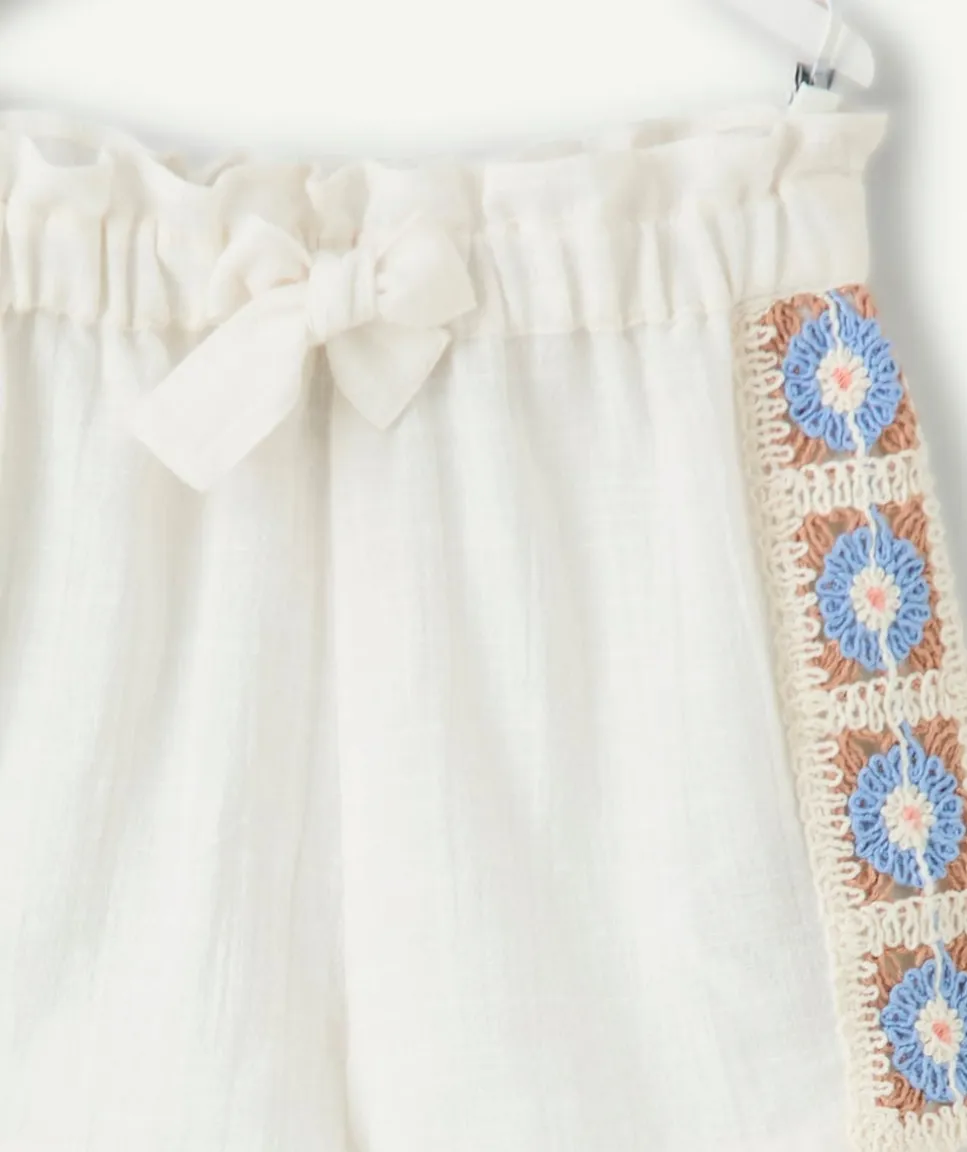Short bébé fille blanc brodé