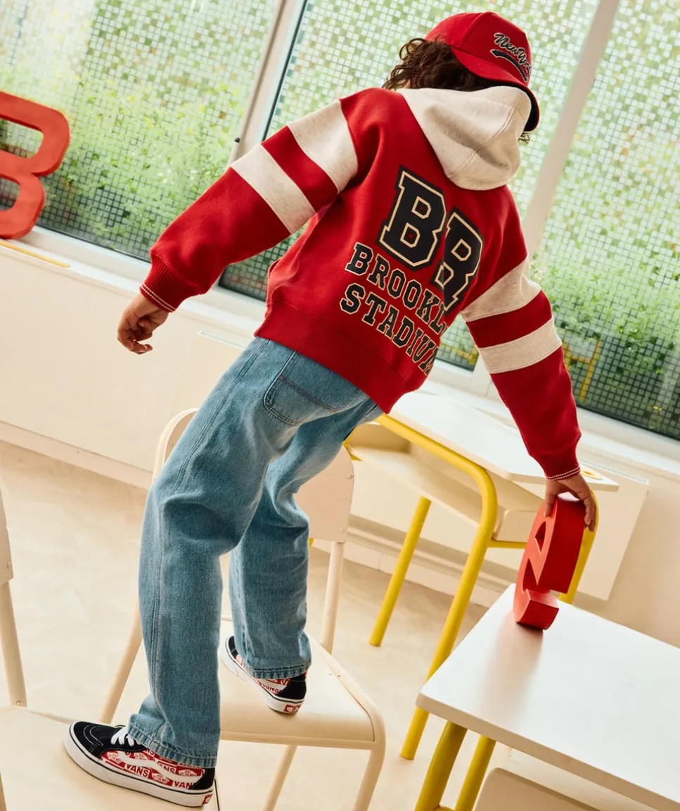 Sweat à capuche garçon en fibres recyclées rouge et gris chiné avec patch en bouclette