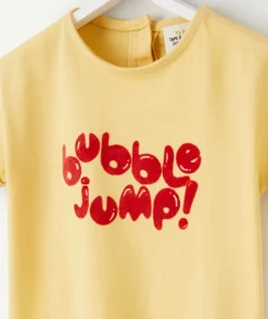 T-shirt bébé fille en coton bio jaune avec message en feutrine