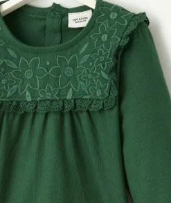 T-shirt bébé fille en coton bio vert avec broderies et volants